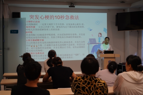 河南分公司邀請(qǐng)健康專家舉辦“心腦血管疾病防治與健康管理”講座，醫(yī)生深入淺出地講解了夏季血壓、血糖、血脂波動(dòng)的風(fēng)險(xiǎn)因素及科學(xué)管理策略，指導(dǎo)老年人日常飲食調(diào)節(jié)、適度運(yùn)動(dòng)安排和規(guī)律作息的重要性，為居民筑起健康防線。